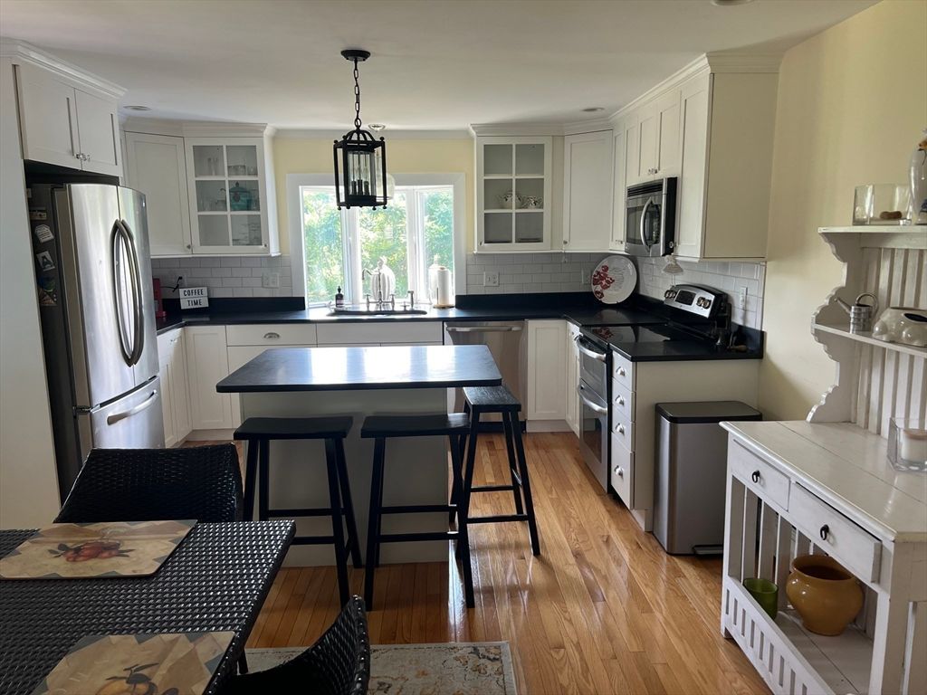 Interior, Kitchen, Pendant Lights, Wood Texture Flooring