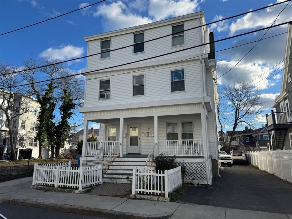 Exterior, Facade, American Foursquare