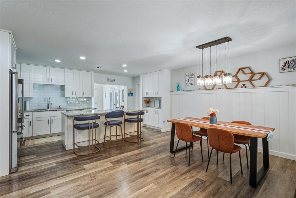 Dining room, Interior, Kitchen, Pendant Lights, Recessed Lighting, Wood Texture Flooring