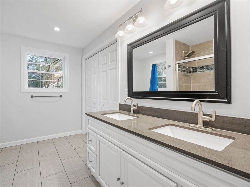 Bathroom, Dual Sink Vanities, Interior, Recessed Lighting
