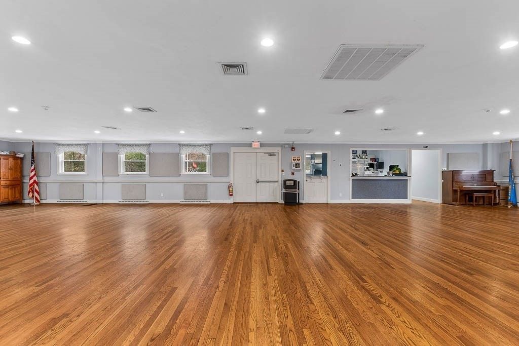 Interior, Piano, Recessed Lighting, Wood Texture Flooring