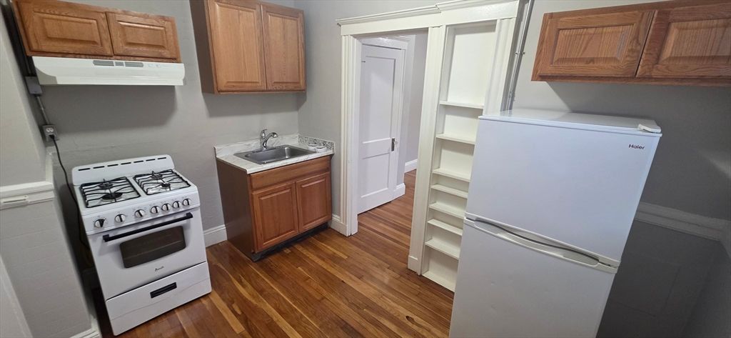Interior, Kitchen, Washer, Wood Texture Flooring