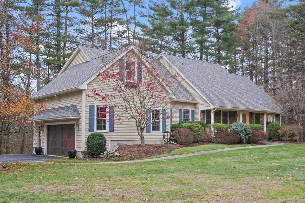 Attached, Exterior, Facade, Cape Cod