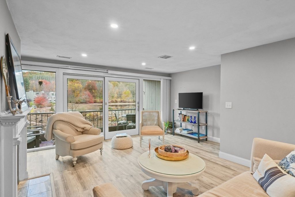 Interior, Living room, Recessed Lighting, Wood Texture Flooring