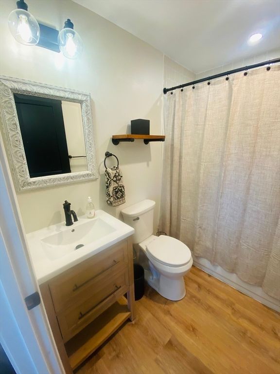 Bathroom, Interior, Recessed Lighting, Wood Texture Flooring