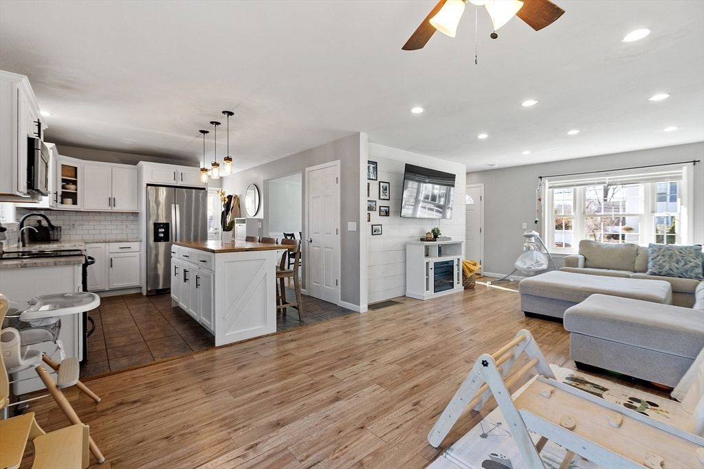 Interior, Kitchen, Living room, Pendant Lights, Recessed Lighting, Stainless Steel Appliances, Wood Texture Flooring