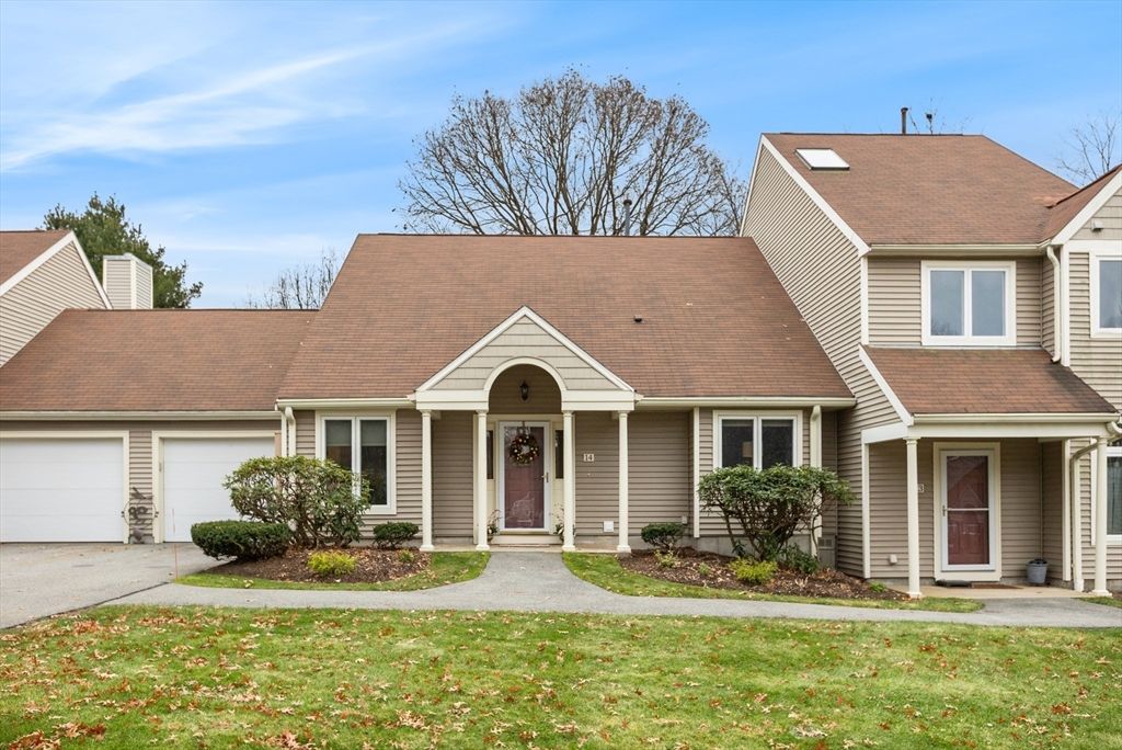 Attached, Exterior, Facade, Cape Cod