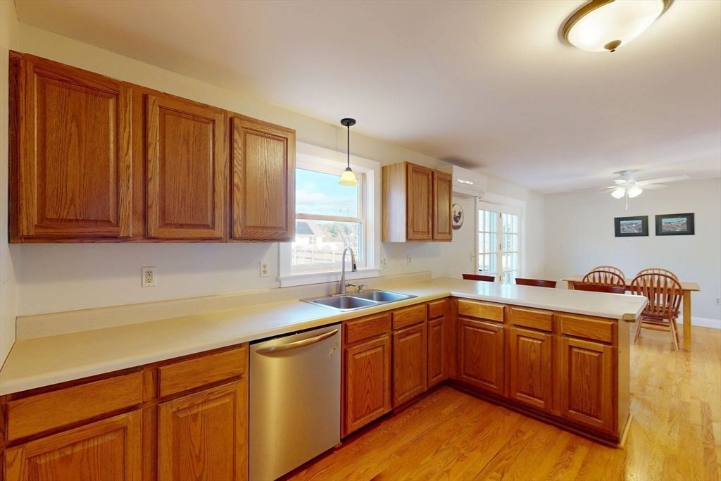 Dining room, Interior, Kitchen, Pendant Lights, Wood Texture Flooring