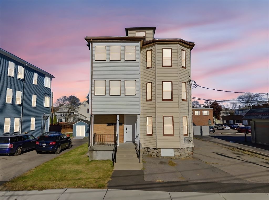 Exterior, Facade, Rowhouse