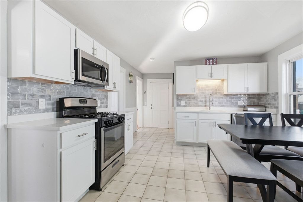 Dining room, Interior, Kitchen, Recessed Lighting, Stainless Steel Appliances