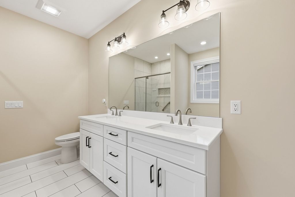 Bathroom, Dual Sink Vanities, Interior, Recessed Lighting