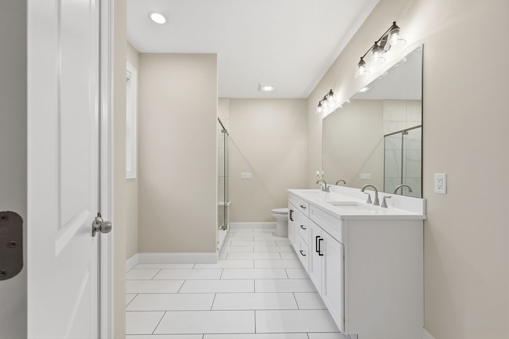 Bathroom, Dual Sink Vanities, Interior, Recessed Lighting