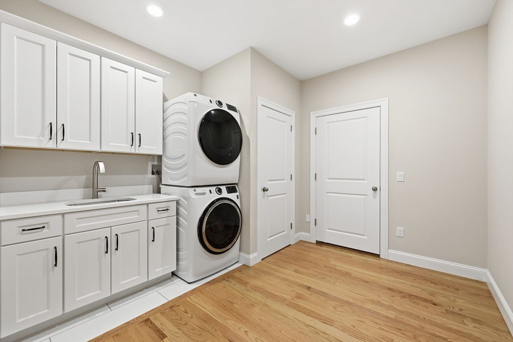 Interior, Recessed Lighting, Washer, Wood Texture Flooring