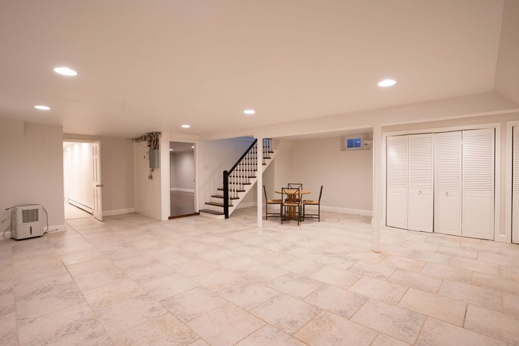 Dining room, Interior, Recessed Lighting