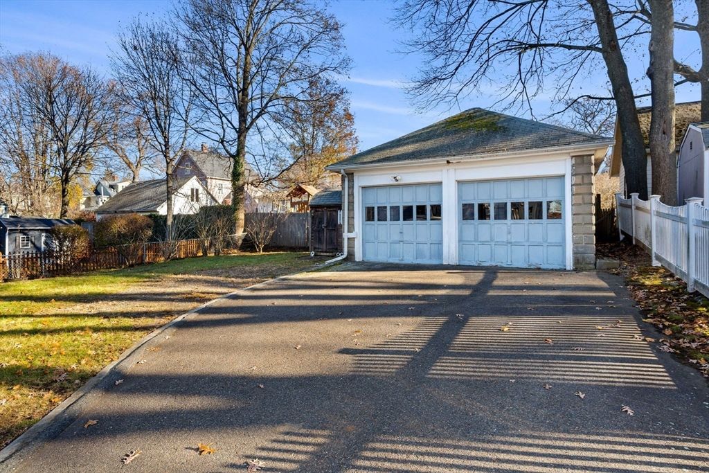Detached Garage, Exterior