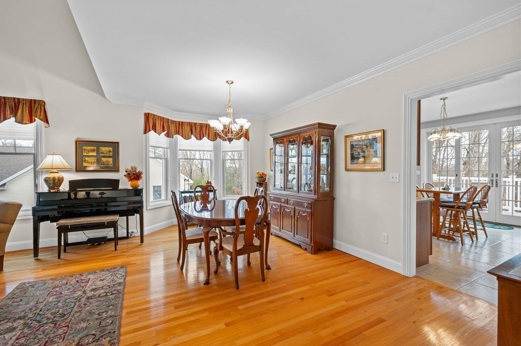 Chandelier, Dining room, Interior, Piano, Wood Texture Flooring
