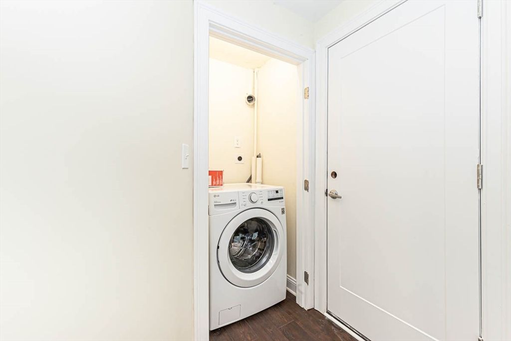 Interior, Washer, Wood Texture Flooring