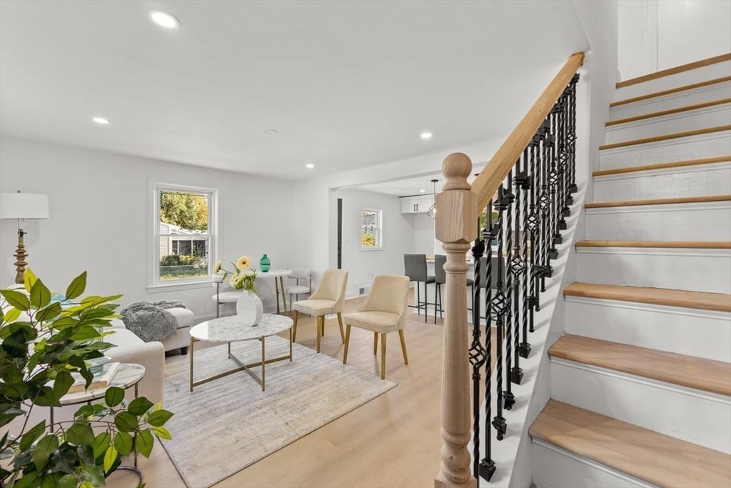 Dining room, Interior, Living room, Pendant Lights, Recessed Lighting, Wood Texture Flooring