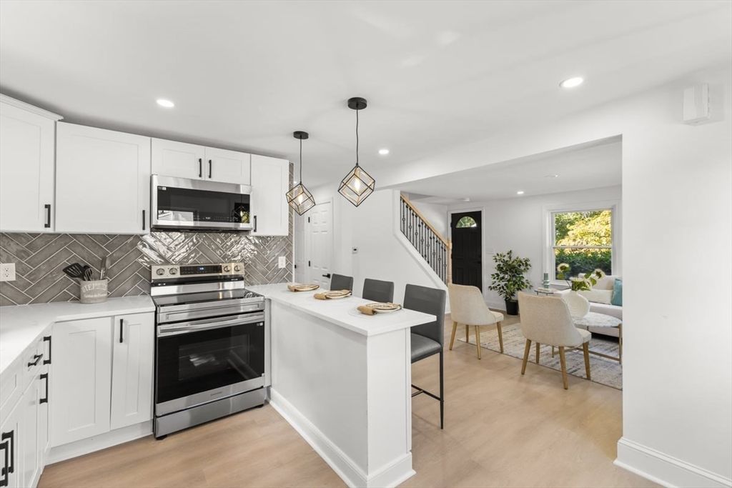 Dining room, Interior, Kitchen, Pendant Lights, Recessed Lighting, Stainless Steel Appliances, Wood Texture Flooring