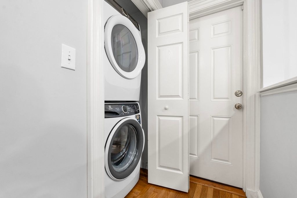 Interior, Utility Closets, Washer, Wood Texture Flooring