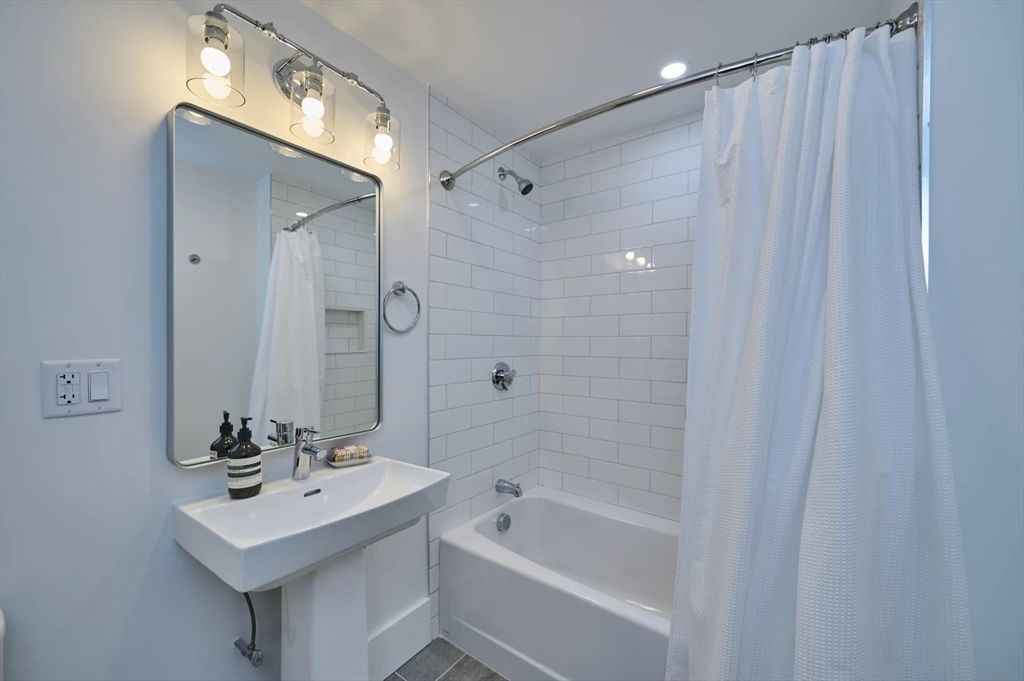 Bathroom, Interior, Recessed Lighting