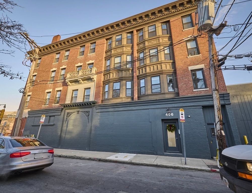 Exterior, Facade, Brick Facade, Chicago School