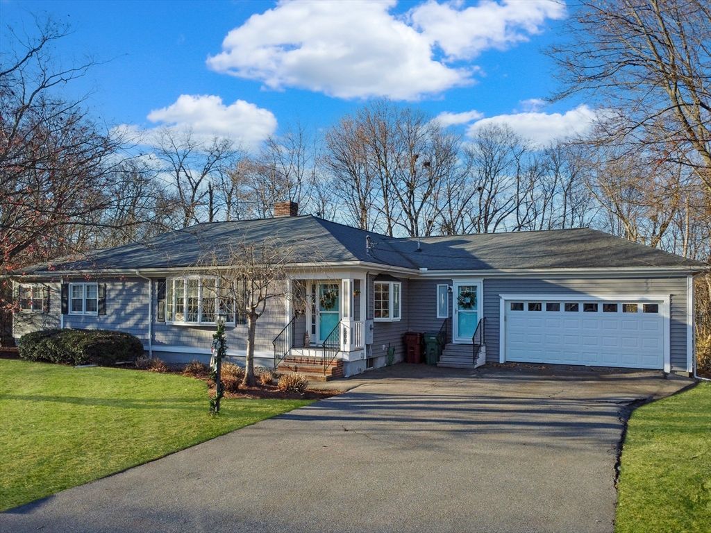 Attached, Exterior, Facade, Ranch