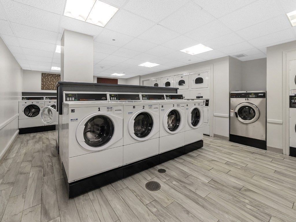 Interior, Recessed Lighting, Washer, Wood Texture Flooring