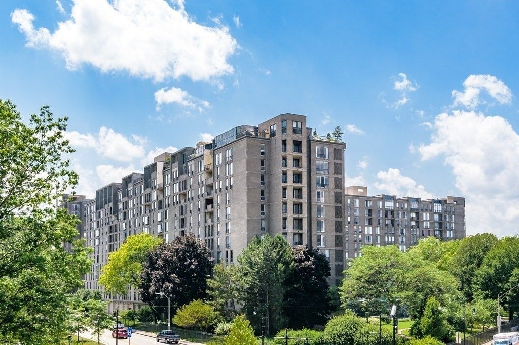 Exterior, Facade, Highrise