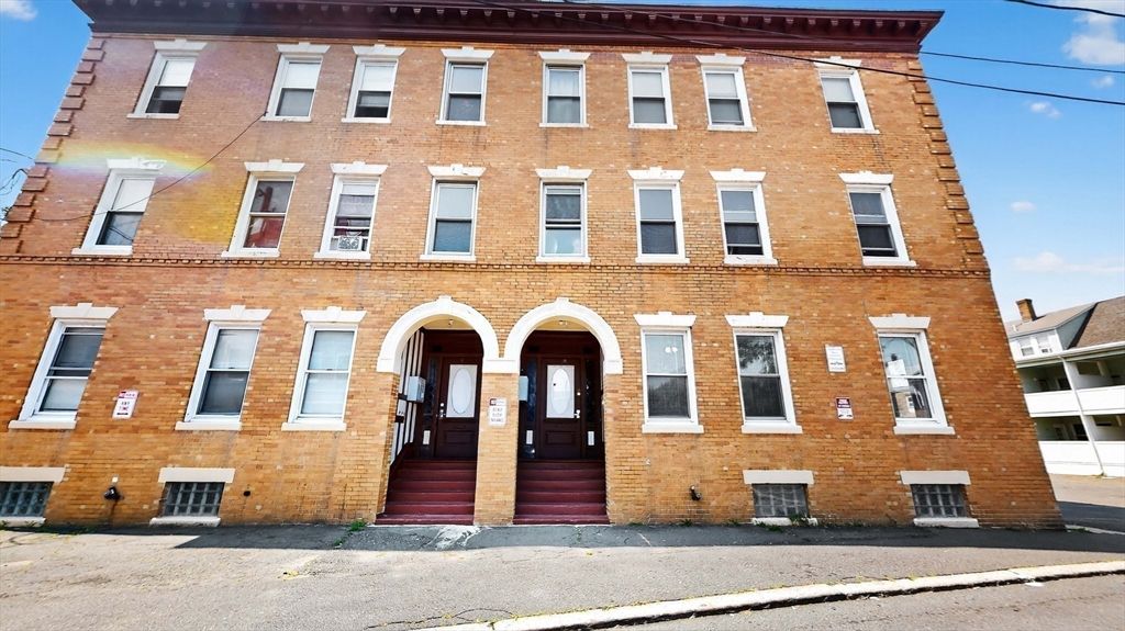 Exterior, Facade, Brick Facade, Rowhouse