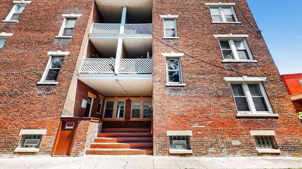 Exterior, Facade, Brick Facade, Rowhouse