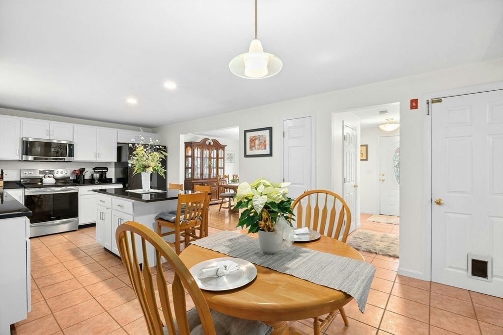 Dining room, Interior, Kitchen, Pendant Lights, Recessed Lighting, Stainless Steel Appliances