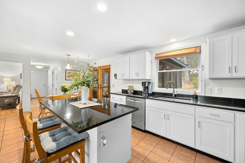 Dining room, Interior, Kitchen, Pendant Lights, Recessed Lighting, Stainless Steel Appliances