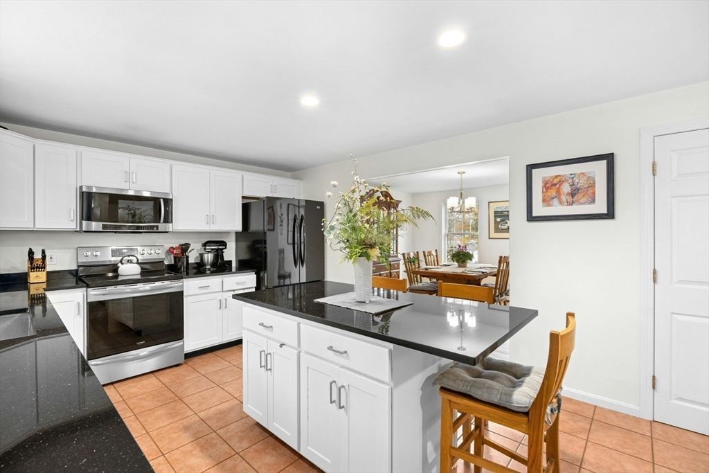 Chandelier, Dining room, Interior, Kitchen, Recessed Lighting, Stainless Steel Appliances