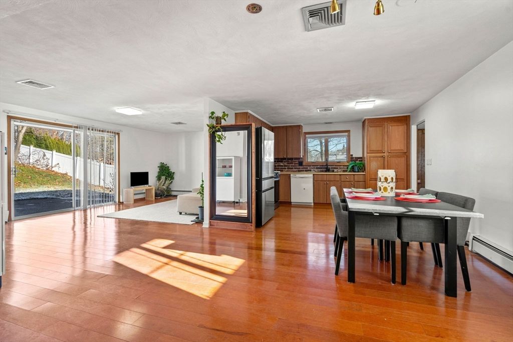 Dining room, Interior, Kitchen, Recessed Lighting, Wood Texture Flooring