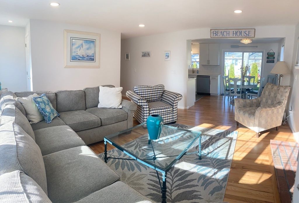 Dining room, Interior, Living room, Recessed Lighting, Wood Texture Flooring