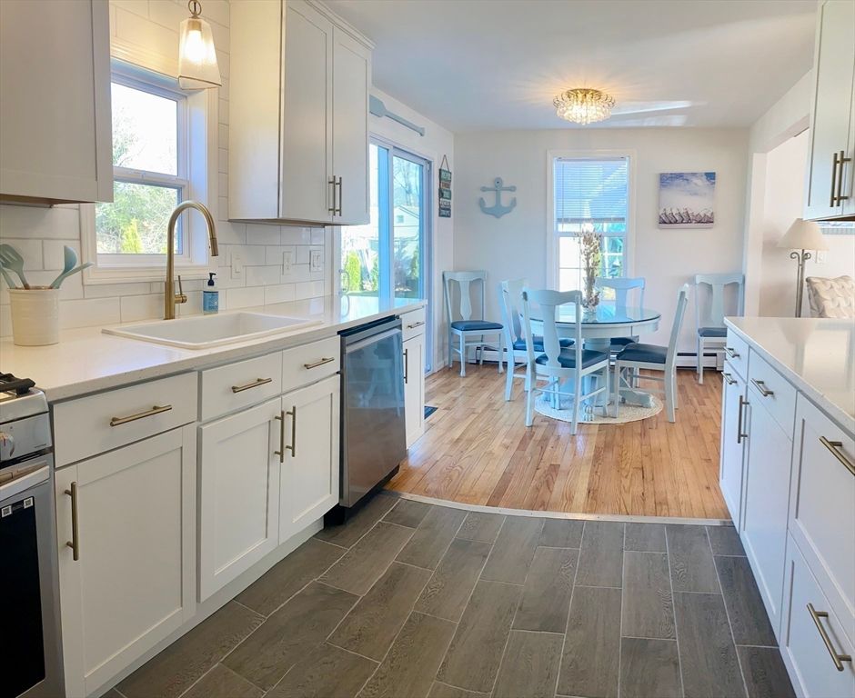 Dining room, Interior, Kitchen, Stainless Steel Appliances, Wood Texture Flooring