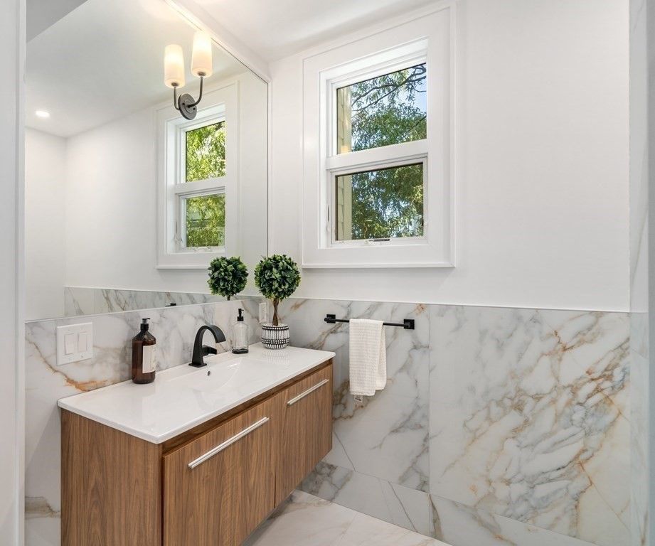 Bathroom, Interior, Marble, Marble Walls, Recessed Lighting