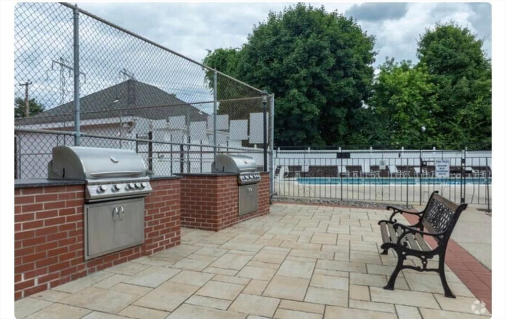 Exterior, Outdoor Kitchen, Pool