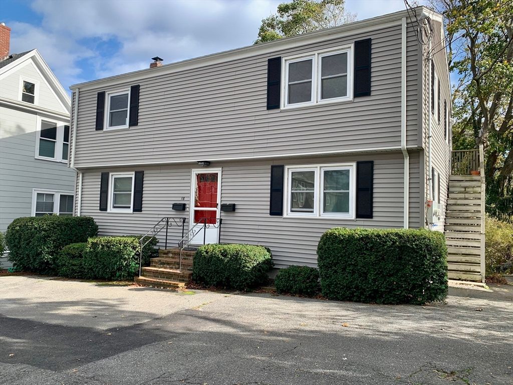 Exterior, Facade, Raised Ranch