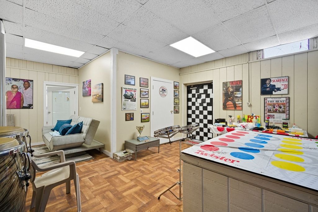 Interior, Recessed Lighting, Wood Texture Flooring