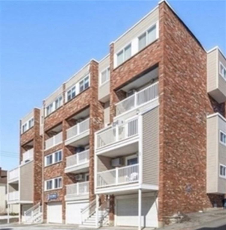 Exterior, Facade, Rowhouse