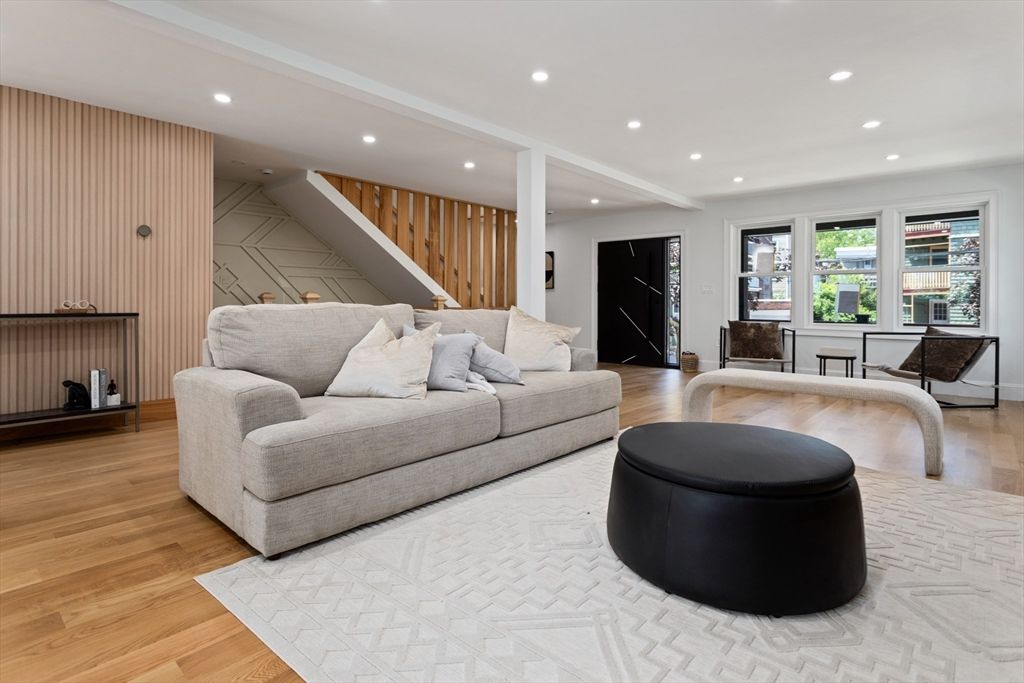 Interior, Living room, Recessed Lighting, Wood Texture Flooring