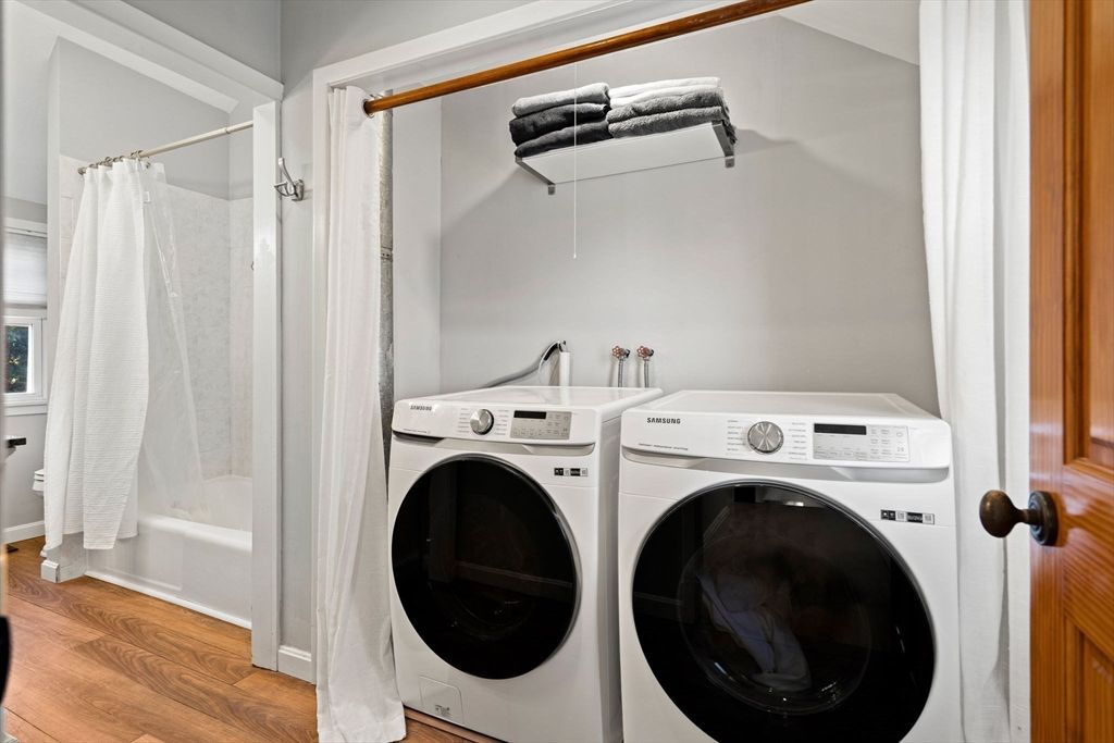 Interior, Washer, Wood Texture Flooring