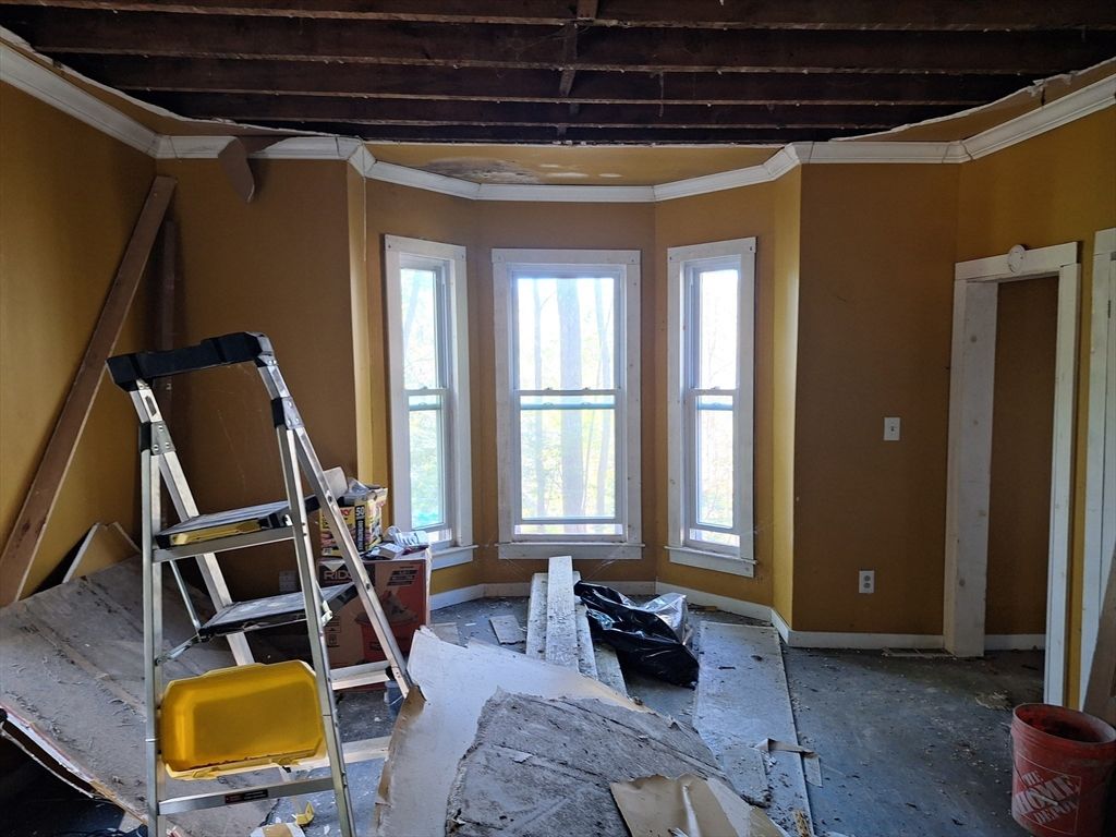 Empty room, Interior, Wooden Beams