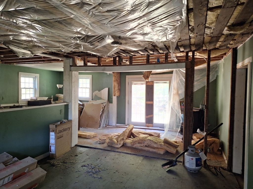 Empty room, Interior