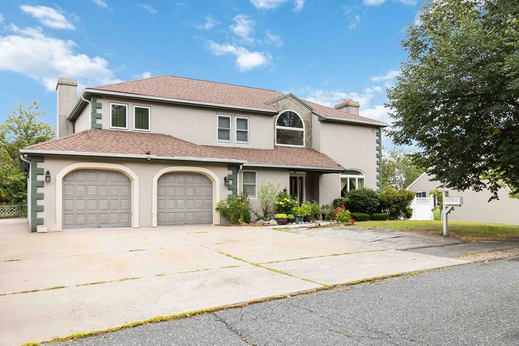 Attached, Exterior, Facade, Mediterranean