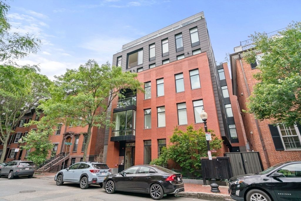 Exterior, Facade, Brick Facade, Rowhouse