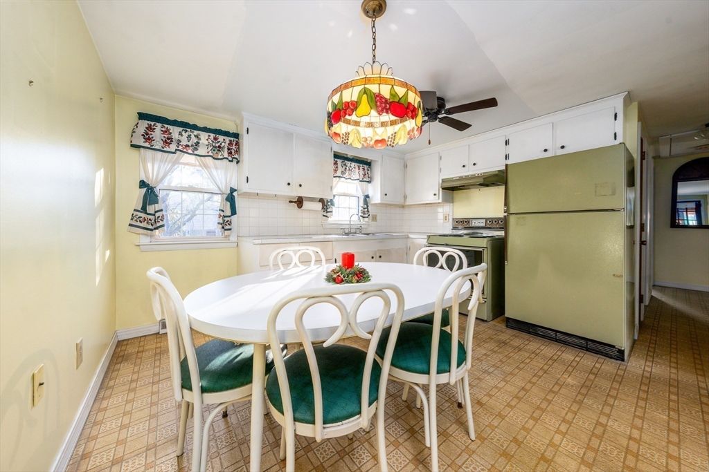 Dining room, Interior, Kitchen, Pendant Lights, Stainless Steel Appliances