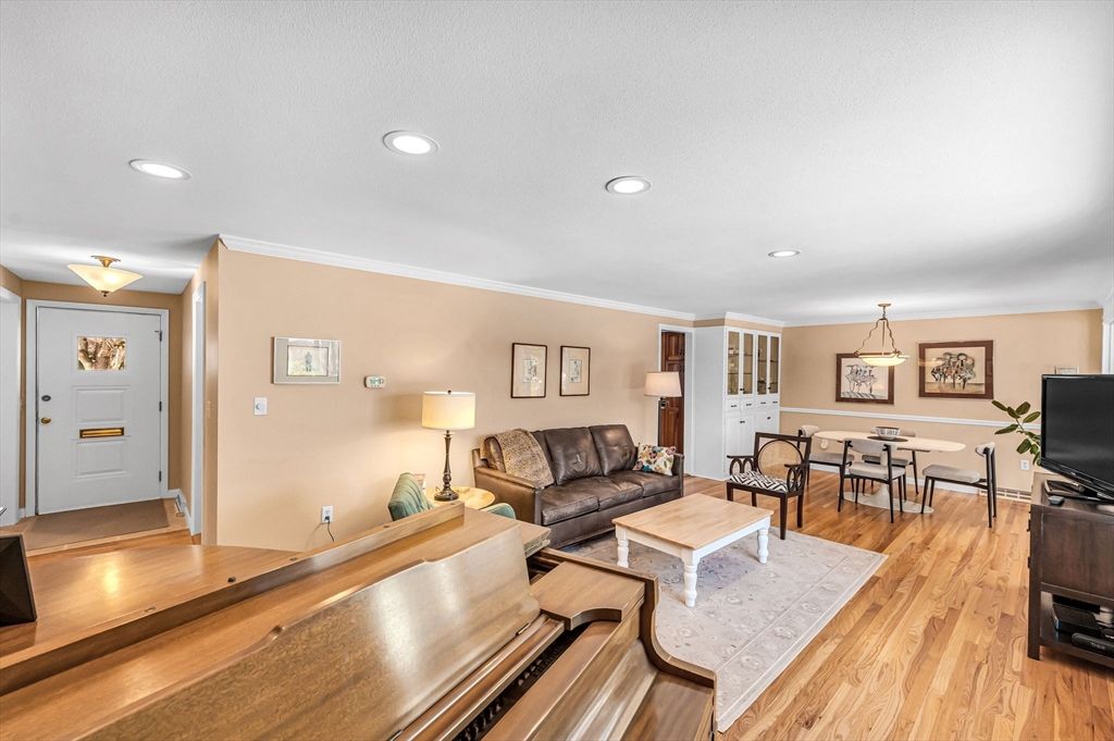 Dining room, Interior, Living room, Pendant Lights, Recessed Lighting, Wood Texture Flooring